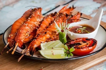 Bữa tiệc ngoài trời thịnh soạn